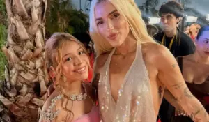 La cantante venezolana Anny deslumbra en la alfombra roja de los Premios Juventud 2026