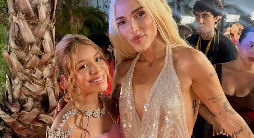La cantante venezolana Anny deslumbra en la alfombra roja de los Premios Juventud 2026