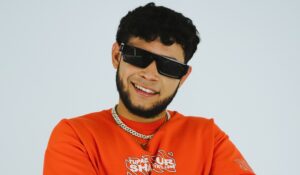 Skinny J lanza su nuevo tema “TOMA ANÍS”