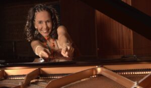 La venezolana Virginia Ramírez regresa con nuevos estrenos musicales y otro premio