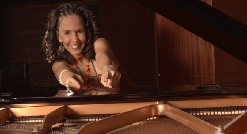 La venezolana Virginia Ramírez regresa con nuevos estrenos musicales y otro premio