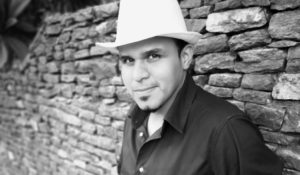 ENRIQUE DOUGLAS PREPARA LANZAMIENTO DE SU PRIMER VIDEOCLIP «CONFIESO»