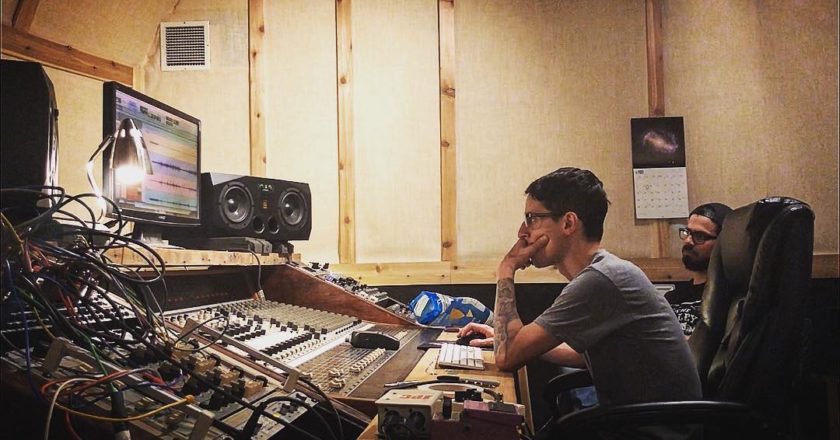 Arturo Banus: “Los ingenieros de sonido y productores definimos cómo suenan las generaciones y movimientos musicales”