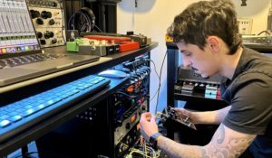 Arturo Banus le muestra “El Camino” a Malanga en su nuevo sencillo promocional