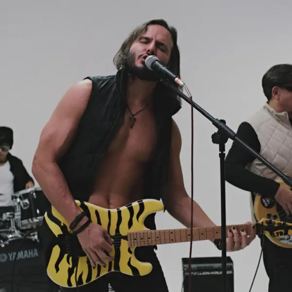 EFECTO estrena el videoclip de «Enamorado de Ella»