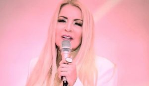 Lian Ross lleva al público a un viaje de emociones con su última balada «Freedom»