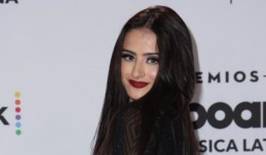 La cantante venezolana Aiona Santana, derrocha glamour en los Premios Billboard 