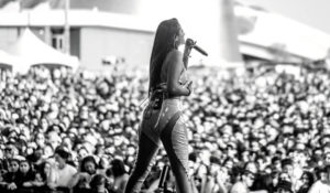 Aiona Santana comparte escenario con Becky G, Jhayco, Manuel Turizo, Wisin y Yandel, Feid, Arcángel y más