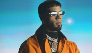 Anuel celebra el éxito mundial de su nuevo sencillo «Más rica que ayer»