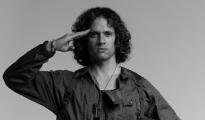 Bey Evalon alza su voz en contra de las guerras con su nuevo single “No Hay Mucho Tiempo”