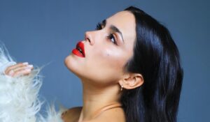 Celeste Sanazi revive el espíritu de Tita Merello en “Se dice de mí”.