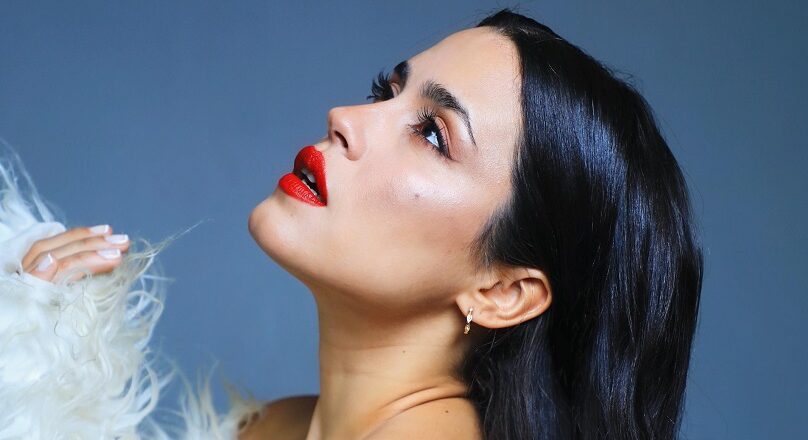 Celeste Sanazi revive el espíritu de Tita Merello en “Se dice de mí”.