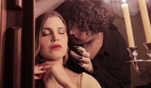 Chitu continúa consolidando su conexión especial ahora con su nuevo sencillo “Sangre”