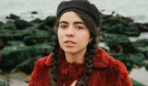 Clara Yolks le canta al amor a distancia en tiempos digitales en ‘Videocall’