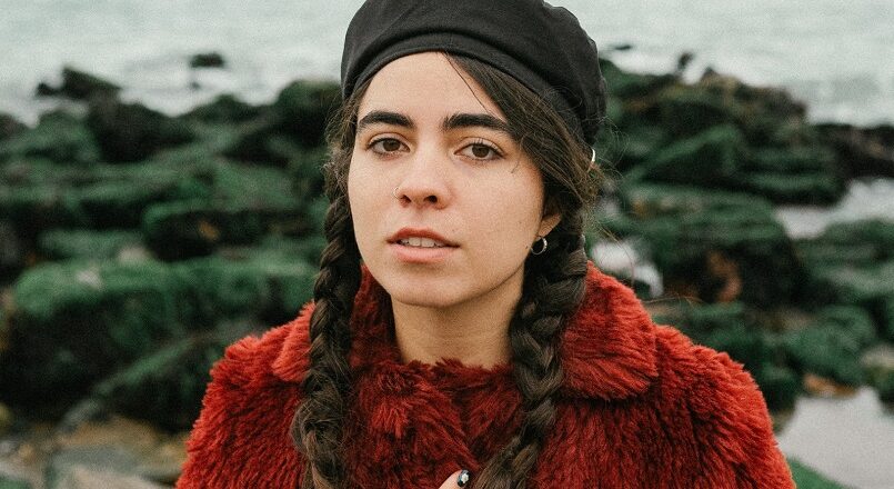 Clara Yolks le canta al amor a distancia en tiempos digitales en ‘Videocall’