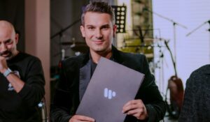 PIPE BUENO FIRMA CON WARNER MUSIC LATINA