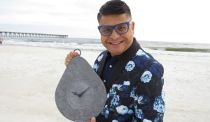 “Happy and Unbound” de Carlos Camargo te orienta a vivir una vida libre, productiva y muy feliz