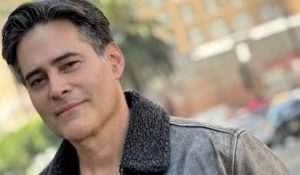 Carlos Montilla regresa al canto volteando su Lado B