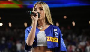 Corina Smith entonó el himno nacional en la apertura de la Serie del Caribe 