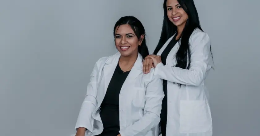 La Dra. Karina García impulsa Healthy Smile Foundation: una iniciativa para devolver la sonrisa y la dignidad a los adultos mayores