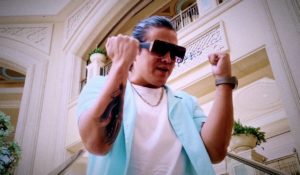 Eric Mestizo presentó «Te Besaré», canción dedicada al amor universal