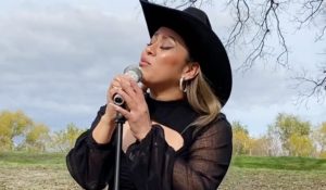 ERIKA RENÉE RECIBE EL AÑO NUEVO ESTRENANDO ÉXITO MUSICAL