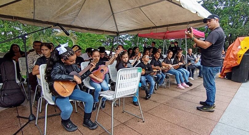 Conmemoran el Día Nacional del Cuatro en toda Venezuela