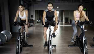 Ciclismo estacionario fortalece la resistencia cardiovascular