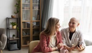 ¿Cómo gestionar las emociones al cuidar a un paciente oncológico?