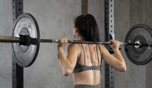 El poder del levantamiento de pesas en el fitness femenino