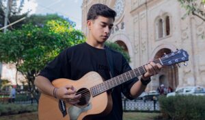 Israel Carabajo Lanza su Primera Canción «El Barco» Bajo el Sello Olvera Music Inc.