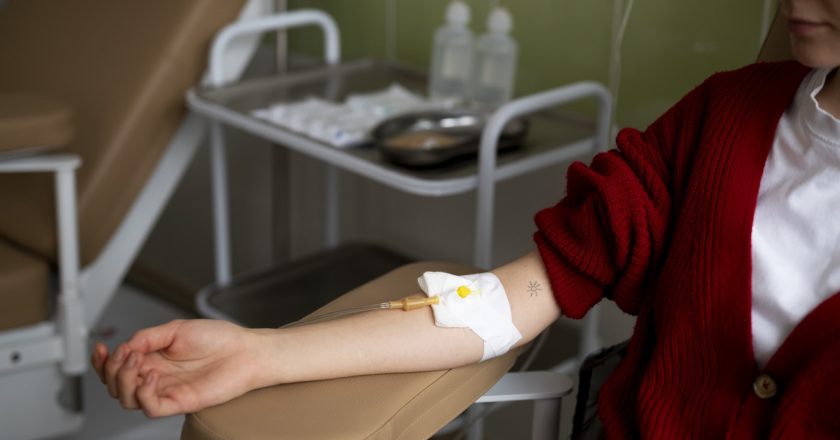 La quimioterapia ataca directamente las células cancerosas con medicamentos