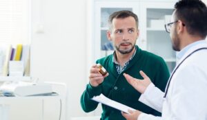 Médico internista puede ayudar a prevenir el cáncer en sus pacientes