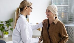 Pacientes oncológicos requieren seguimiento médico permanente