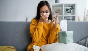 ¿Exponerse a la lluvia aumenta el riesgo de resfriado común? 