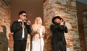 CHYNO Y NACHO ESTRENAN JUNTO A ELENA ROSE EL VIDEO OFICIAL DE “D’LEJITOS”