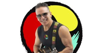 Ronald Punch con su canto multiplica la alegría