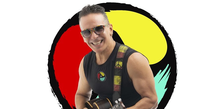 Ronald Punch con su canto multiplica la alegría