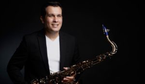 Francisco Quintero da la bienvenida a la época decembrina con su versión del clásico “Feliz Navidad”