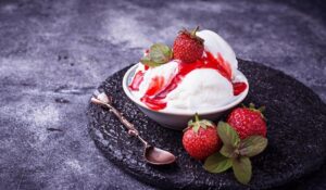 Prepara la tradicional Fresas con crema con un toque gourmet