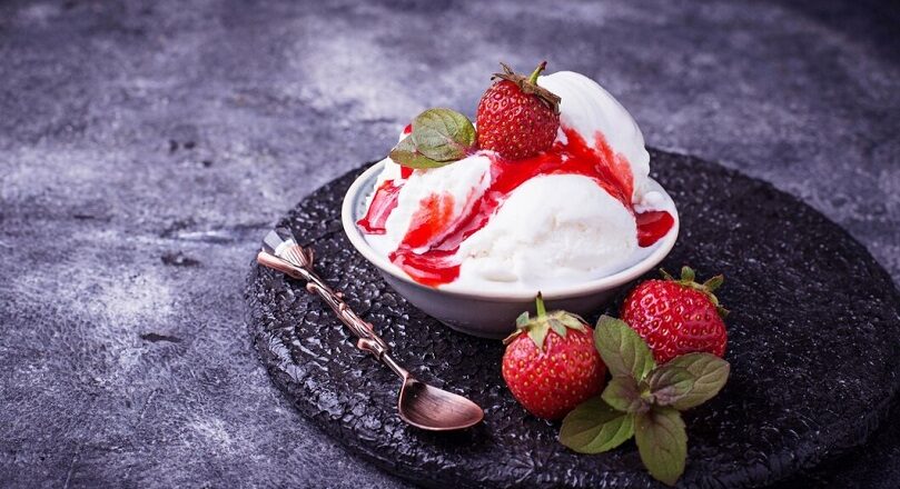 Prepara la tradicional Fresas con crema con un toque gourmet