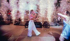 Corina Smith continúa con su tour “Triste pero siempre Mami”