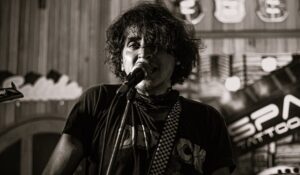 ¡Los extraterrestres llegaron, los emos volvieron, y JAMES EC hace rock made in Ecuador!