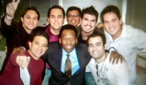 Hirvin Flores celebra con Héctor Montaner el primer lugar del Record Report con “Si tú me faltas”