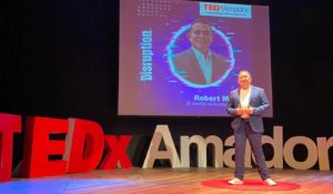 Psicolingüista venezolano Robert Morillo se presentó en TEDx Amador Disruption