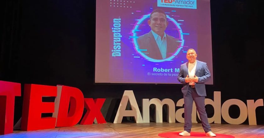 Psicolingüista venezolano Robert Morillo se presentó en TEDx Amador Disruption