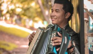 “LA PROTAGONISTA” llega de la mano de Alex Reales “El Rey del Vallenato” con una contagiosa fusión de ritmos.