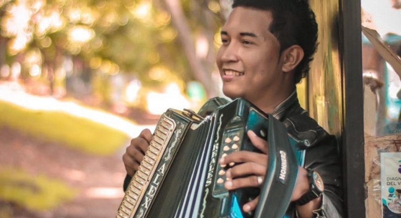 “LA PROTAGONISTA” llega de la mano de Alex Reales “El Rey del Vallenato” con una contagiosa fusión de ritmos.