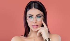 La modelo venezolana Izamar Mora expone la nutrición holística