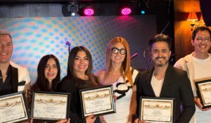 Carolina Villalobos en la ceremonia de reconocimiento a músicos y artistas en Miami